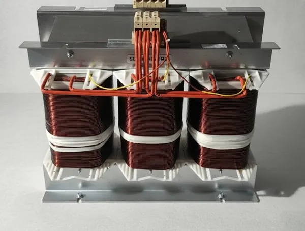 Transformateur triphasé ABL en cours de câblage